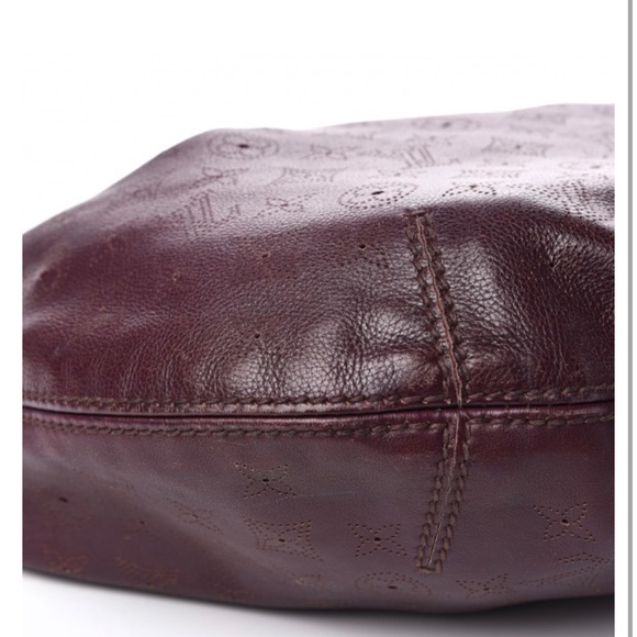 Louis Vuitton Monogram Mahina Otanah bag - Picture 6 of 10